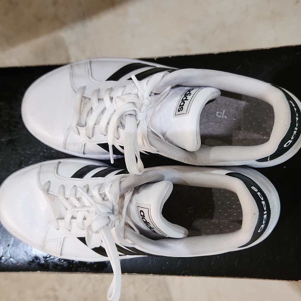 Men's  Adidas sneakers.. Good condition. Black trim